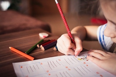 ילדה כותבת בעיפרון